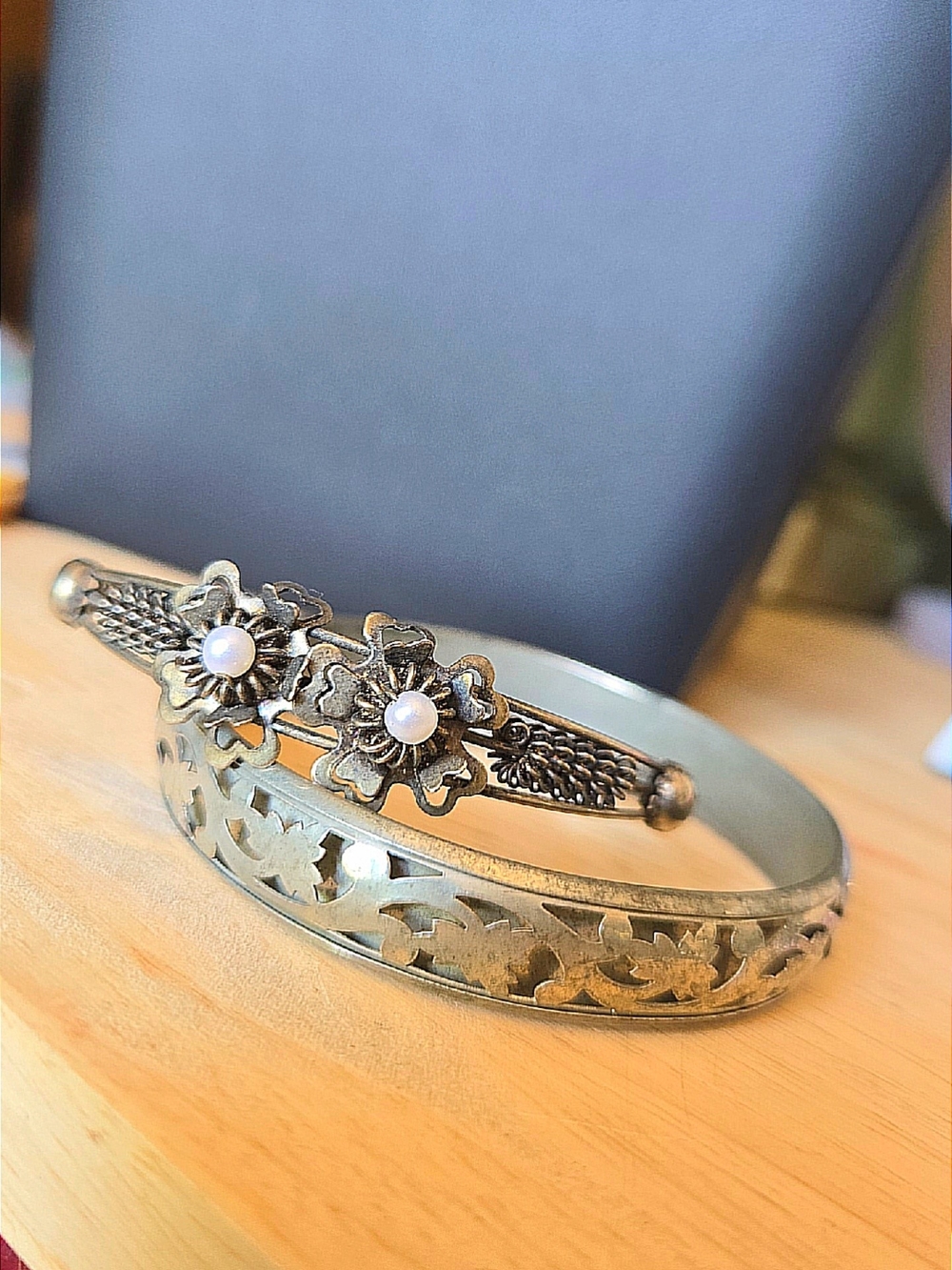 Antique-Style Floral Pearl Accent Bangle Set - Silver Tone